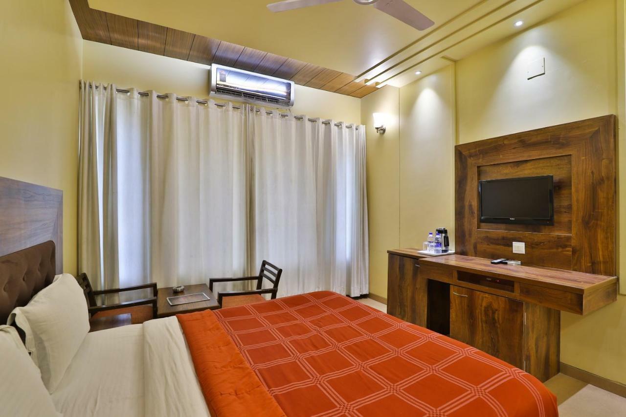 Palette - Hotel Ocean Inn Daman Exteriör bild