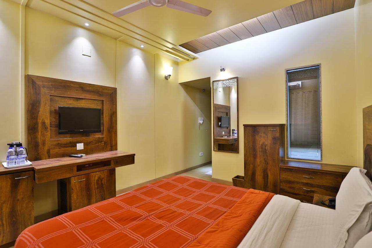 Palette - Hotel Ocean Inn Daman Exteriör bild